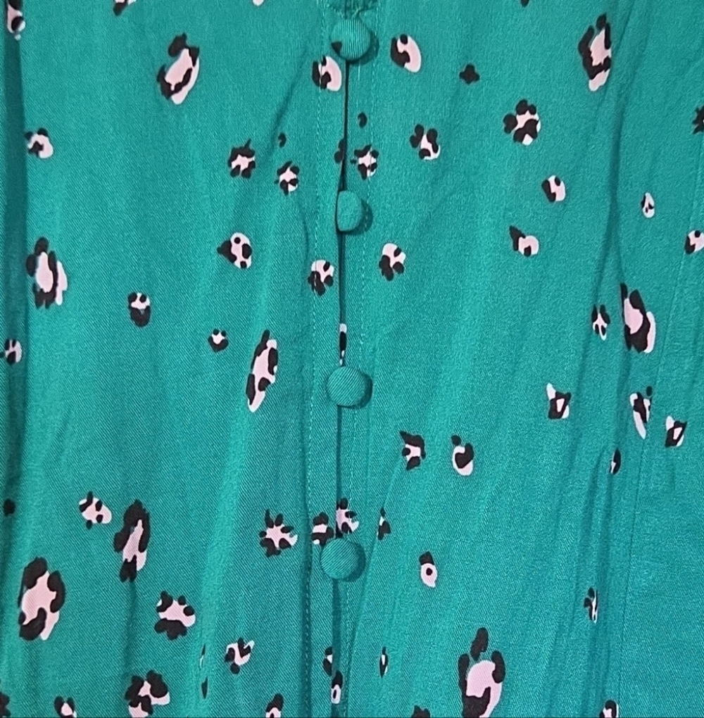 Torrid Blouse Green Animal Print Size 2 (18-20) NWT - Picture 2 of 9